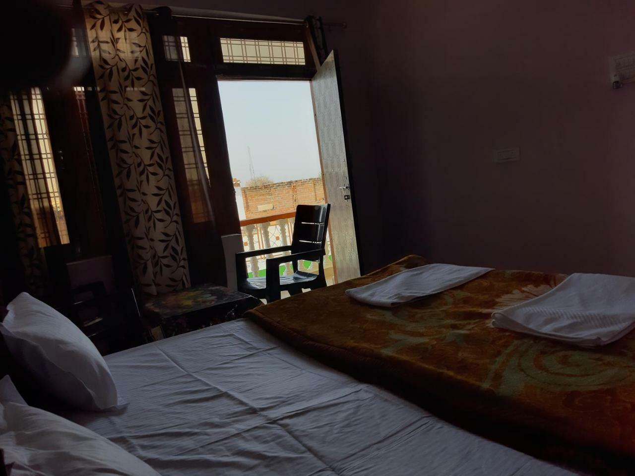 Shree Ram Homestay Орчга Екстер'єр фото