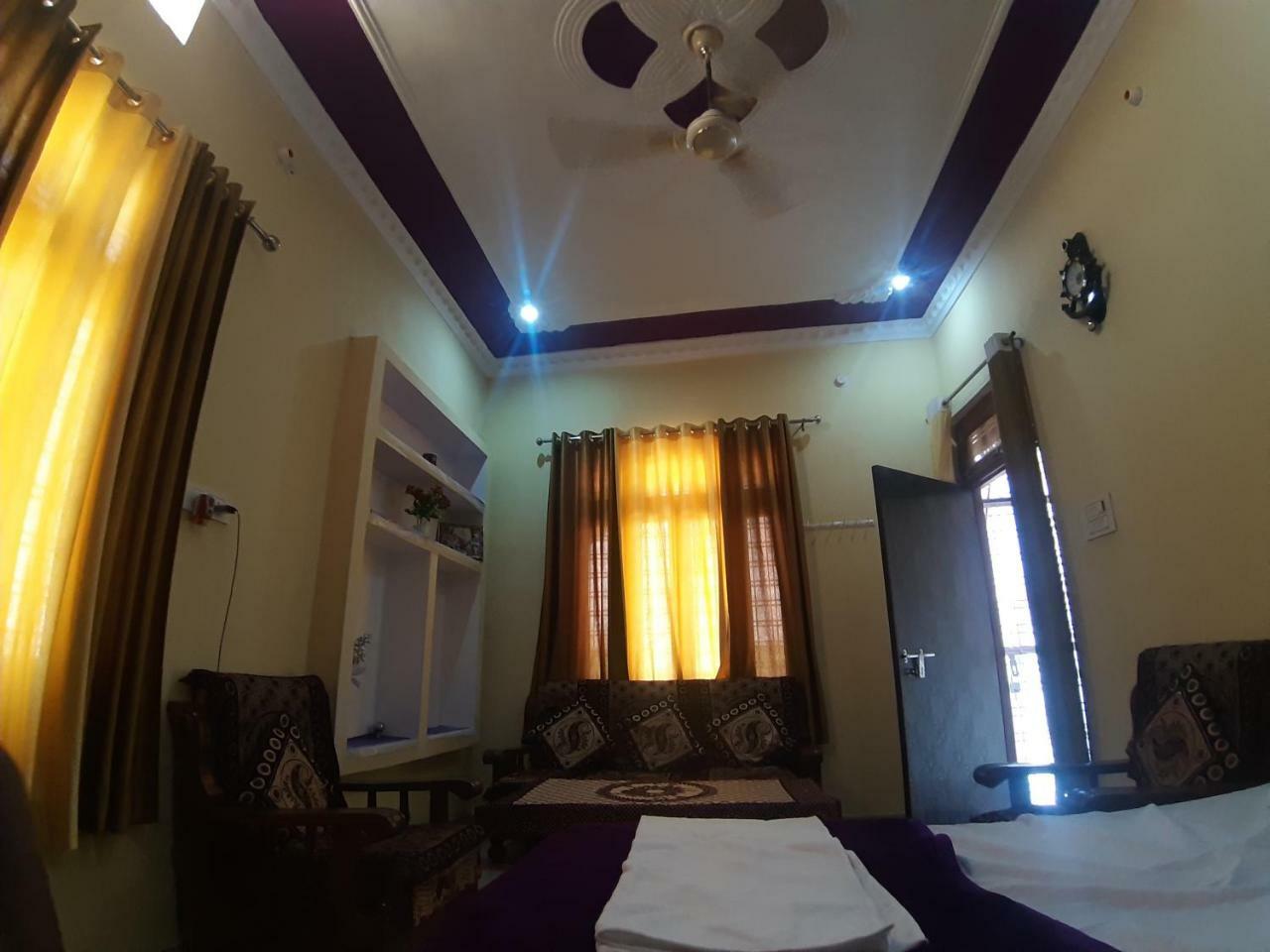 Shree Ram Homestay Орчга Екстер'єр фото