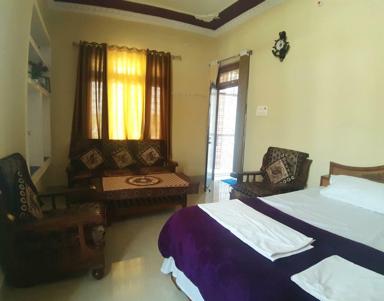 Shree Ram Homestay Орчга Екстер'єр фото